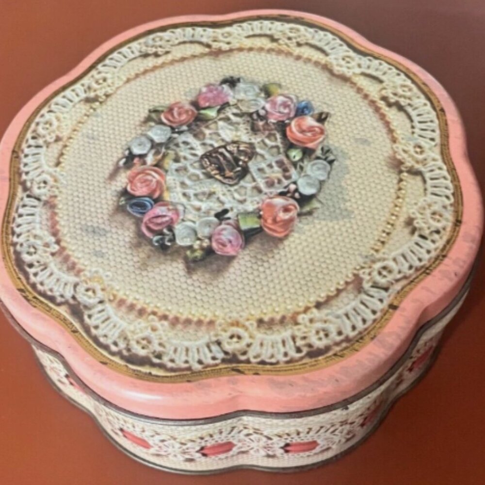 Vintage AVON Valentines Day 1981 Collectors Tin Floral Print Roses Lace Print